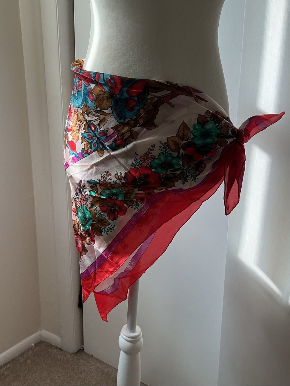 BEAUTIFUL VINTAGE FLORAL SCARF-PERFECT FOR DRAPING AROUND WAIST